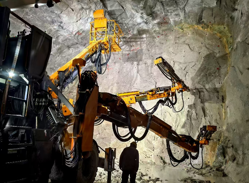 围岩分级是隧道工程中的一个关键环节，直接关系到隧道的稳定性和安全性。围岩的稳定性决定了隧道施工的难易程度、支护结构及施工方法的选择。